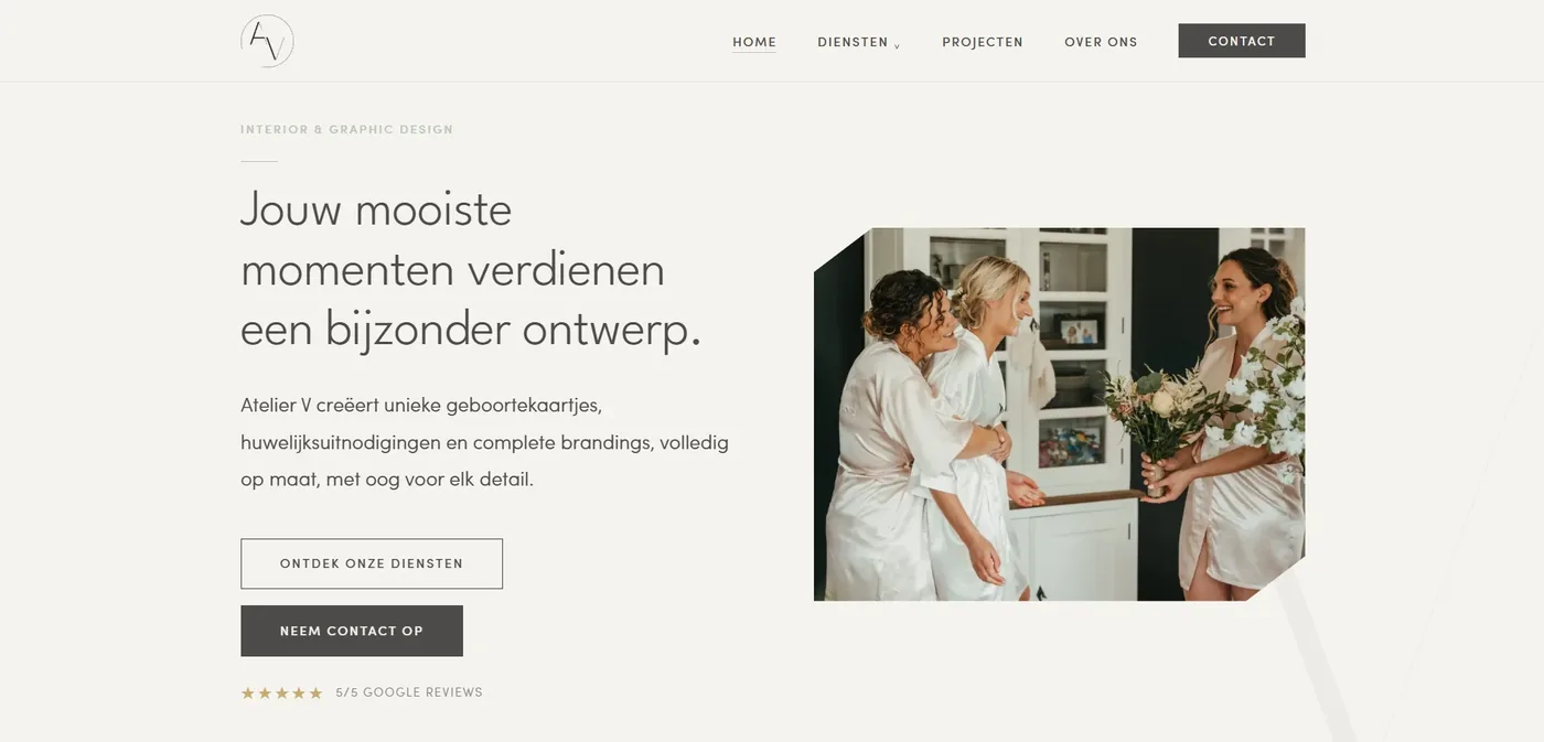 Homepage van de Atelier V website met fotografie van drie vrouwen in zijden kimono's, een rustig lettertype en een beige kleurenpalet